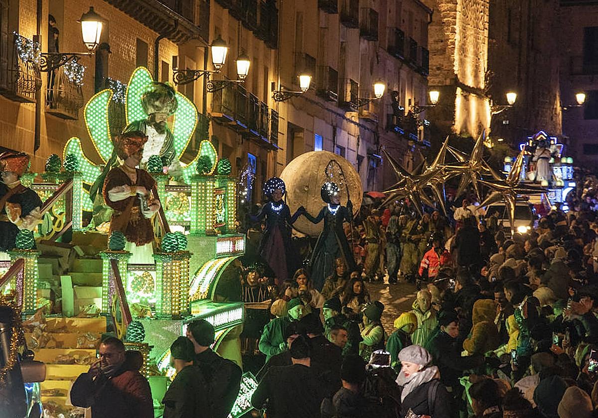 La Cabalgata de los Reyes Magos inunda de sueños e ilusión las calles de Segovia