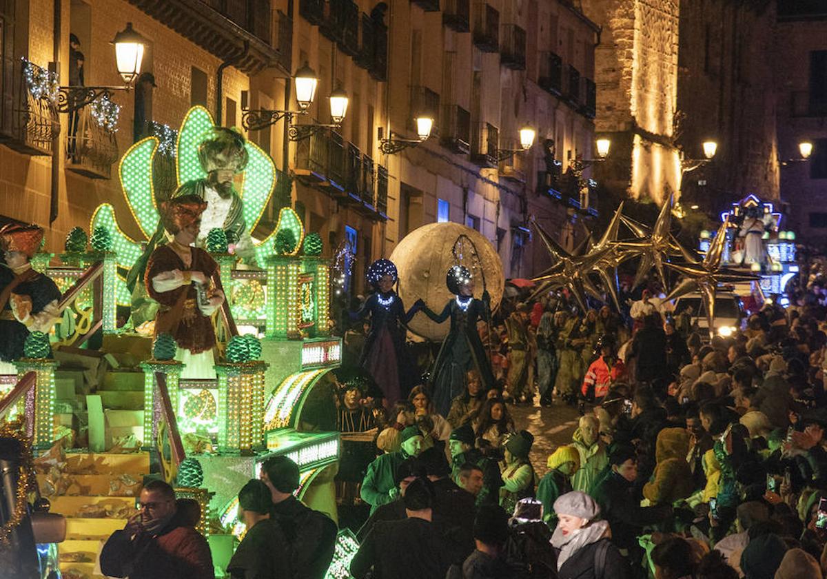 Gaspar y Baltasar, con parte del cortejo, desfila por la calle San Juan ante la mirada de miles de segovianos.