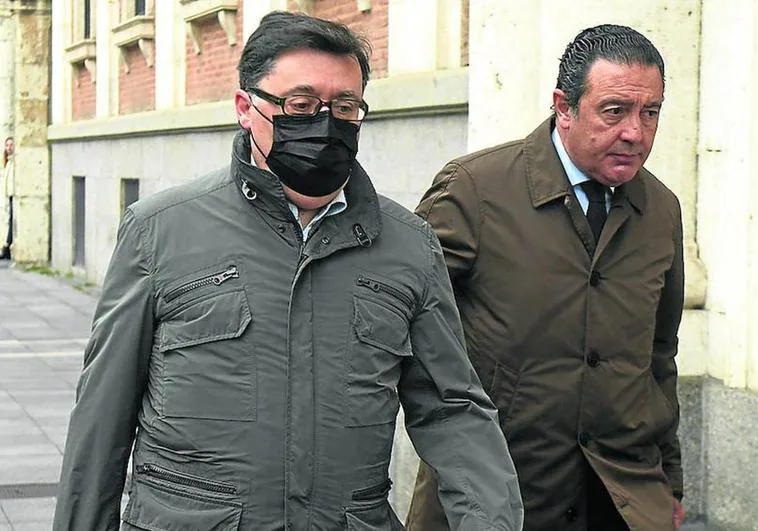 El exviceconsejero Rafael Delgado (izquierda), a su llegada a la Audiencia de Valladolid en marzo de 2022 a la primera y única sesión del juicio de la Perla Negra, antes de ser suspendido.