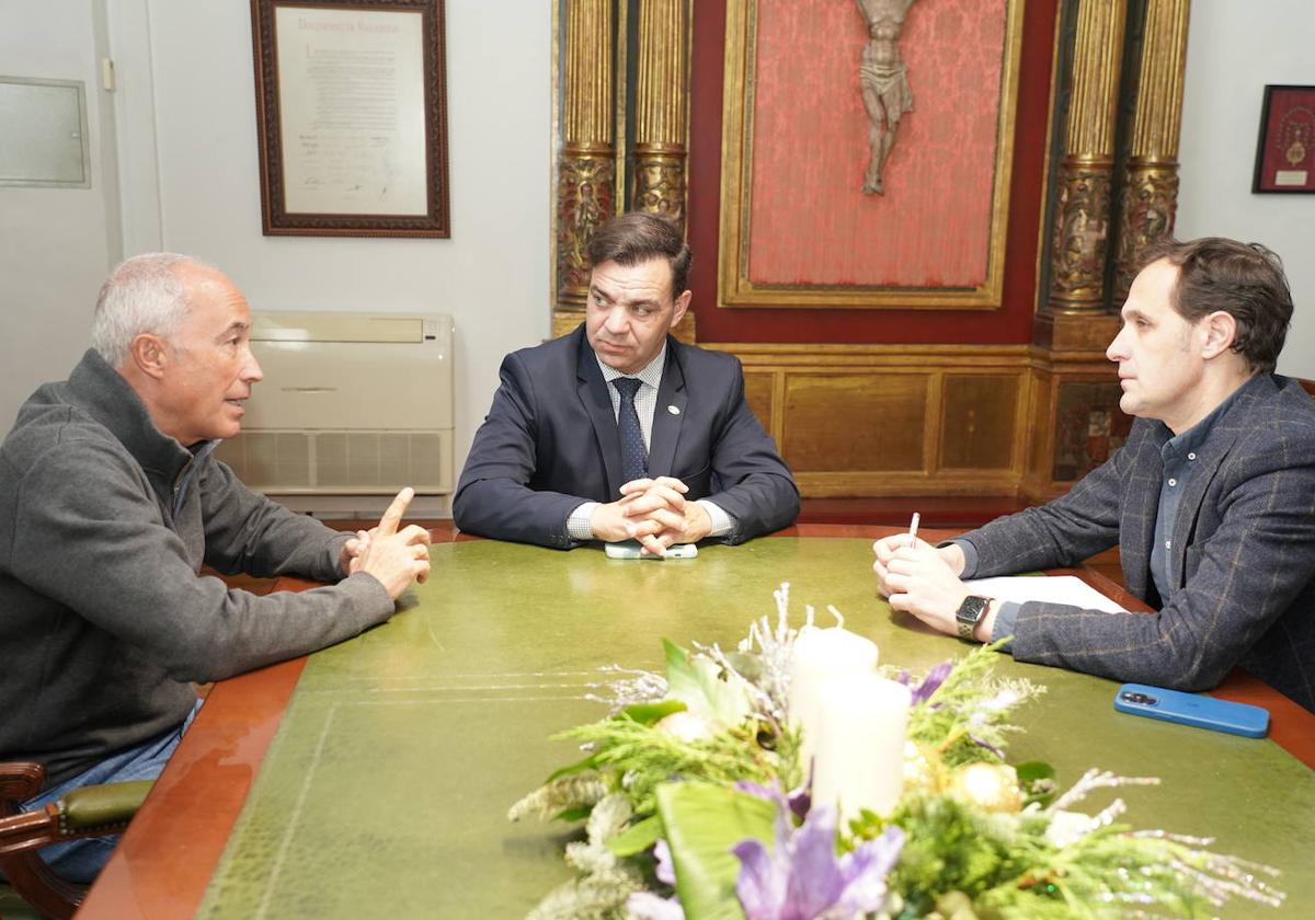 Reunión del presidente de la Diputación de Valladolid, Conrado Íscar, con representantes de la Federación Española de Galgos.