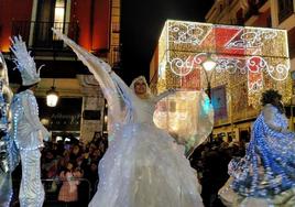 Bailarines durante la cabalgata de los Reyes Magos en Valladolid