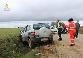 La Guardia Civil y los sanitarios atienden a los heridos.
