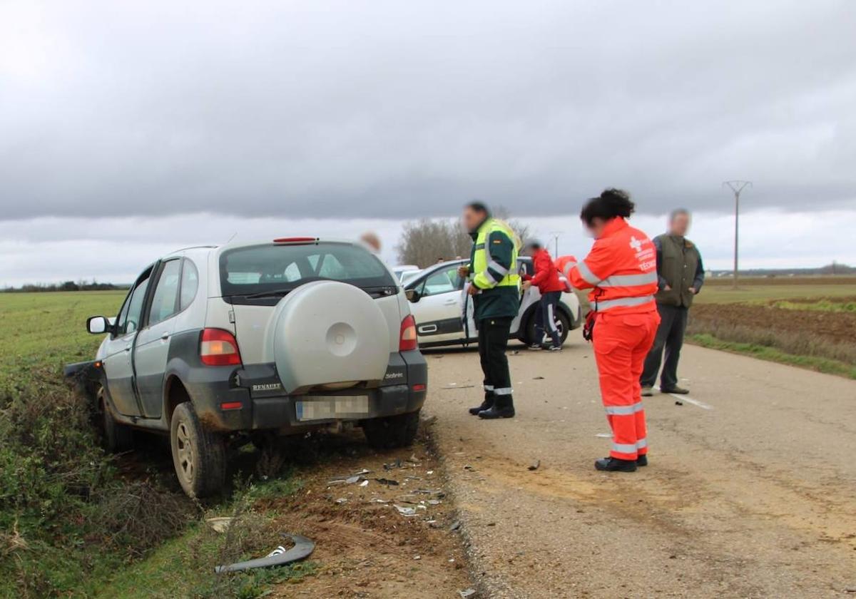 La Guardia Civil y los sanitarios atienden a los heridos.