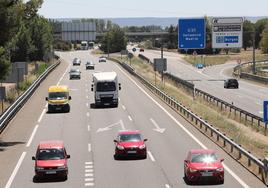 Tráfico en la A67, en el térmimo de Fuentes de Valdepero.