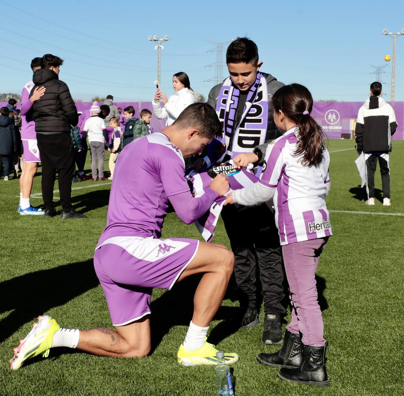 Los jugadores regalan fotos, pases y autógrafos a los aficionados más pequeños