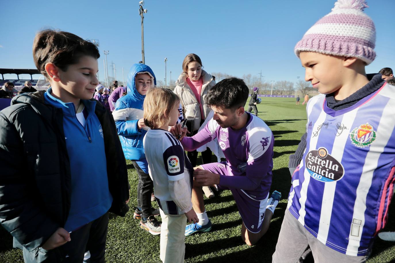 Los jugadores regalan fotos, pases y autógrafos a los aficionados más pequeños