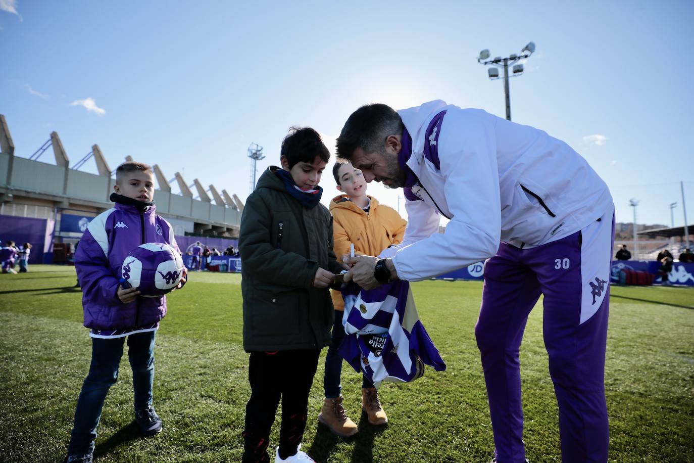 Los jugadores regalan fotos, pases y autógrafos a los aficionados más pequeños