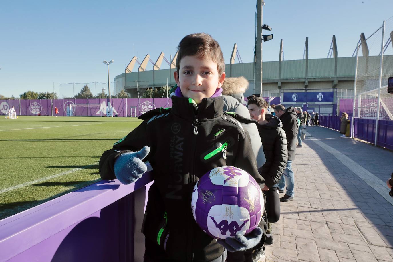 Los jugadores regalan fotos, pases y autógrafos a los aficionados más pequeños