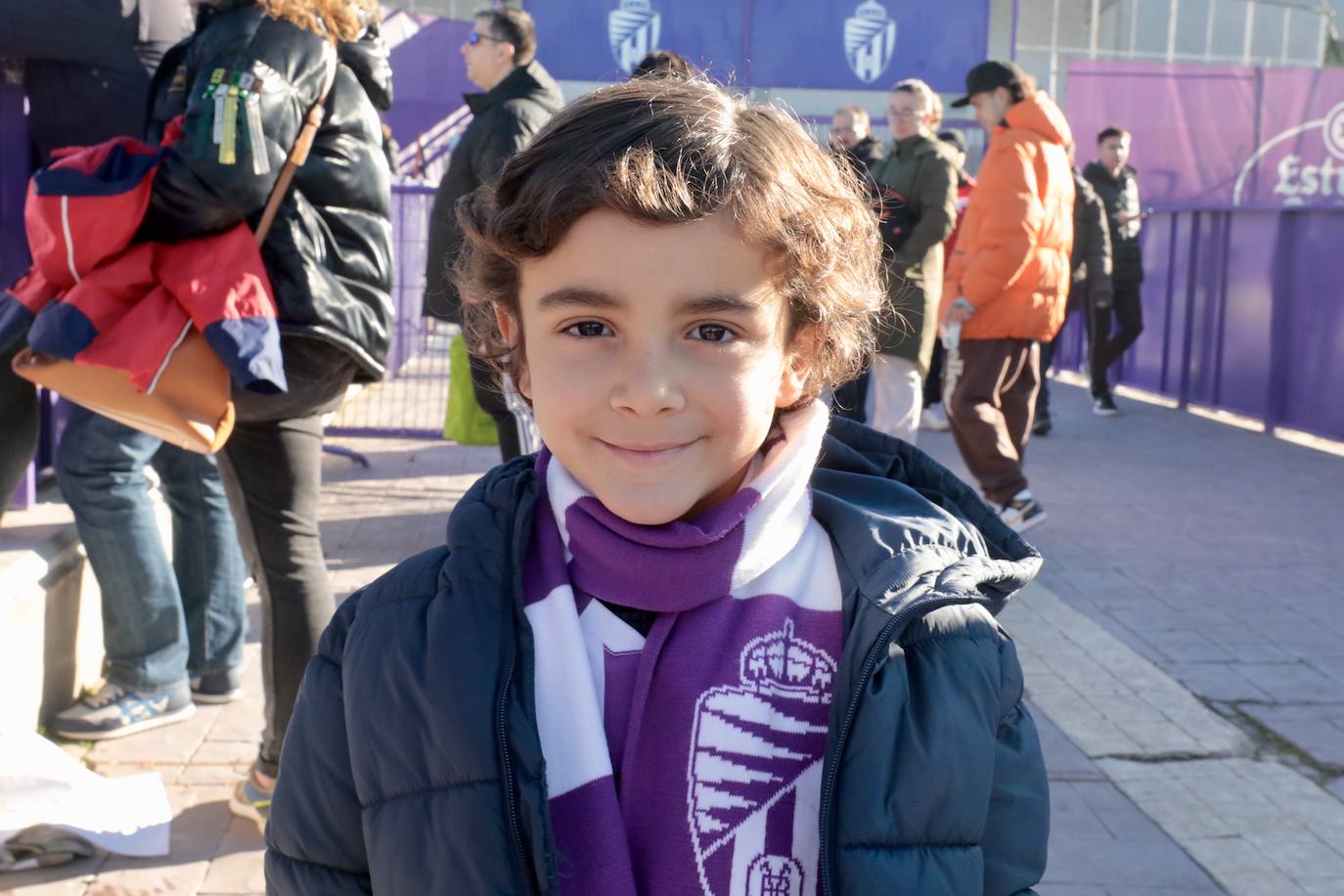 Los jugadores regalan fotos, pases y autógrafos a los aficionados más pequeños