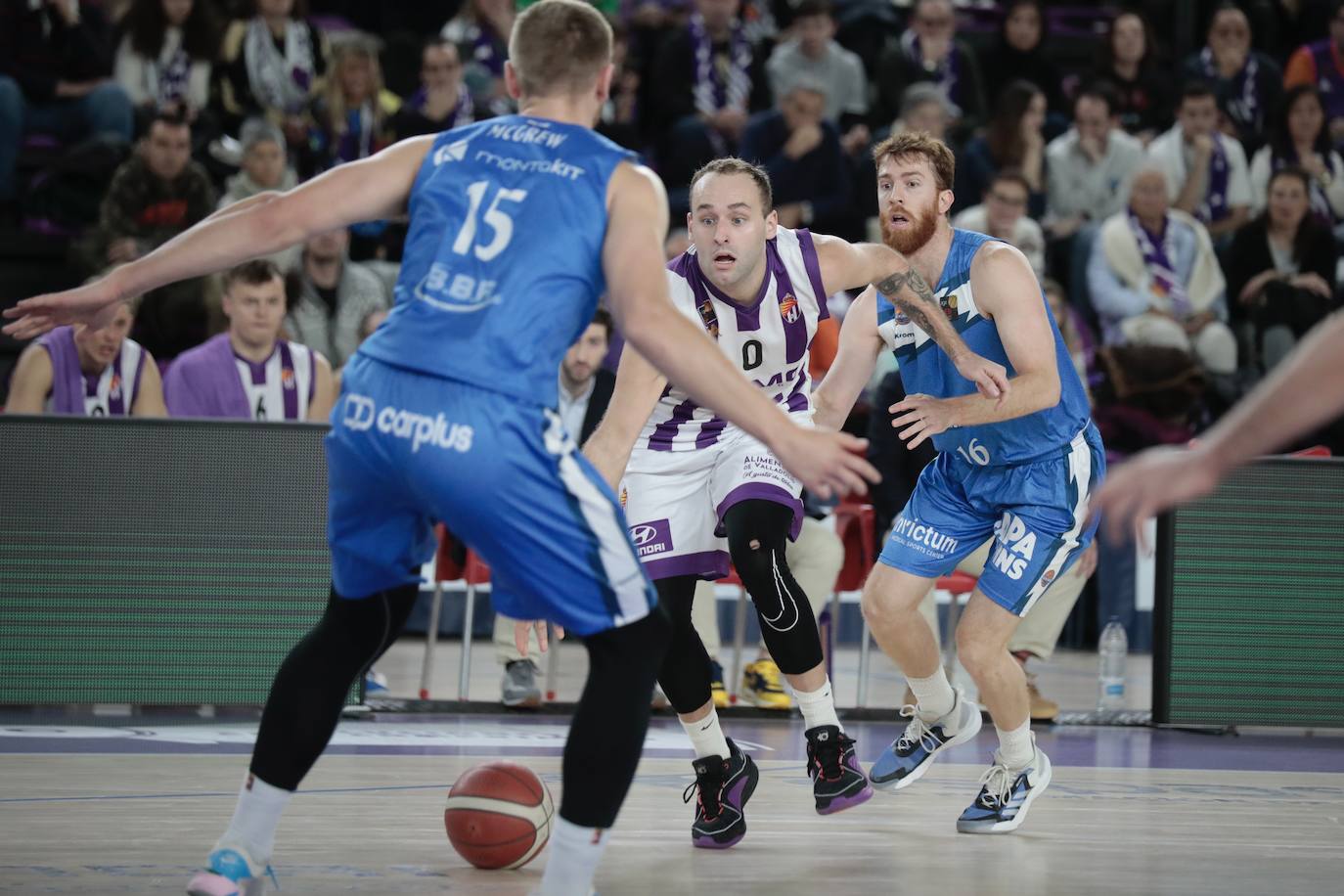 Las imágenes del partido del Real Valladolid Baloncesto contra el Fuenlabrada