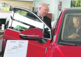 Un comprador se interesa por un vehículo en el concesionario de Skoda.