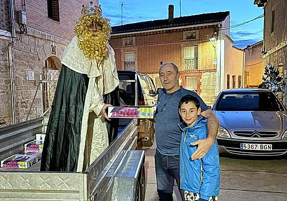 El Rey reparte numerosos regalos en Cordovilla la Real