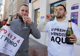 Jorge Rodríguez, a la izquierda, celebra haber dado el primer premio del Niño junto a su hermano y compañero Luis Ángel.