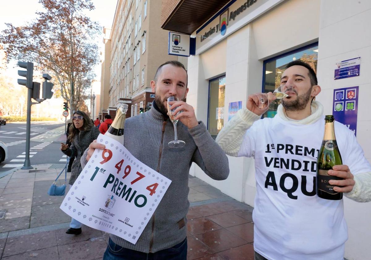 Jorge Rodríguez, a la izquierda, celebra haber dado el primer premio del Niño junto a su hermano y compañero Luis Ángel.