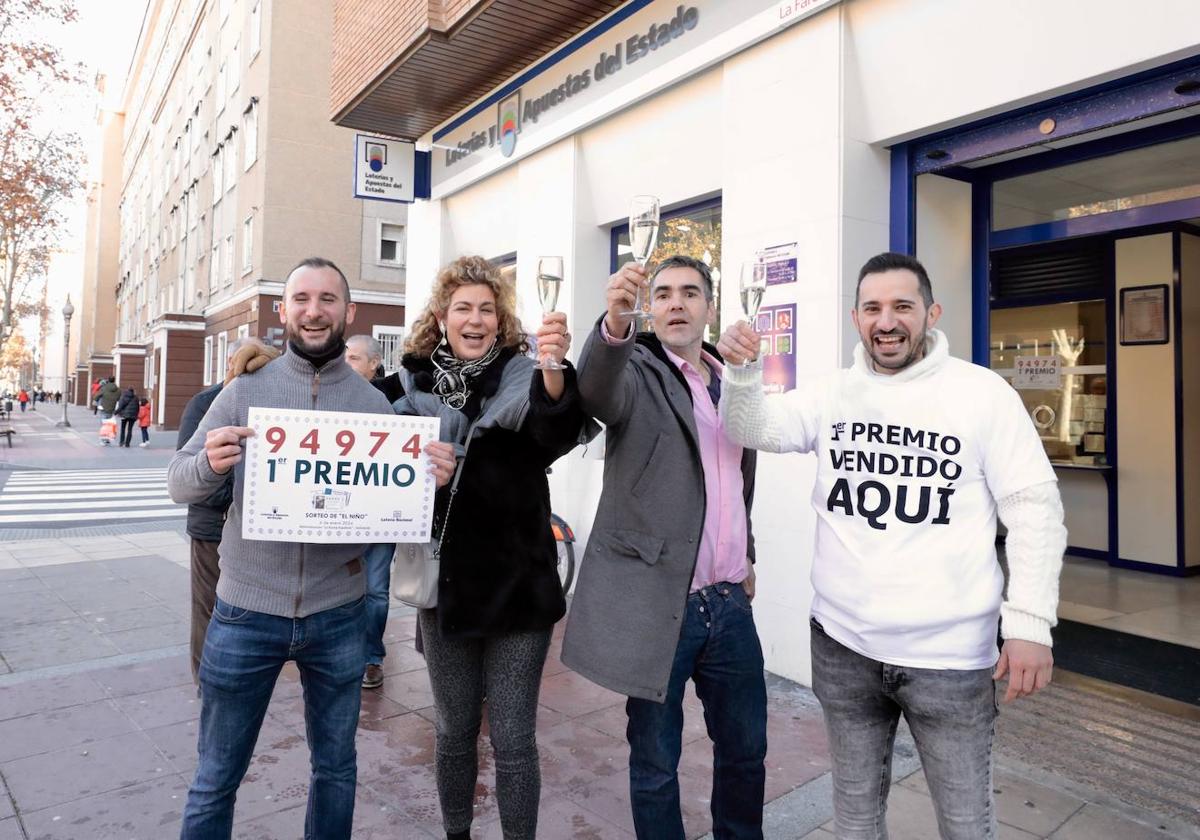 La alegría se desborda en la puerta de la administración del Paseo de Zorrilla, 83.