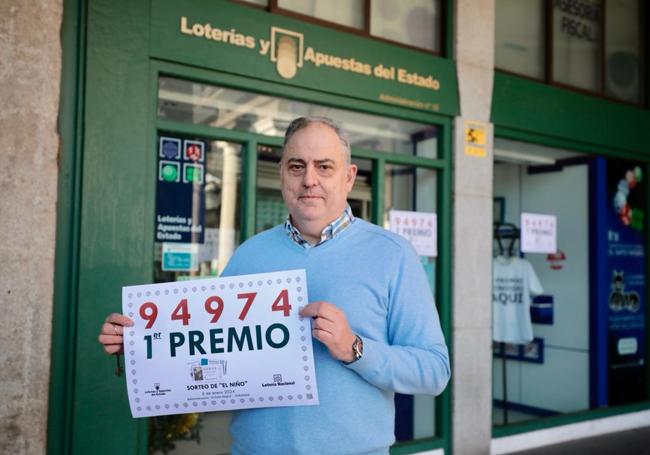 El propietario de la administración de la Plaza Mayor de Valladolid, donde se ha vendido un décimo del primer premio.