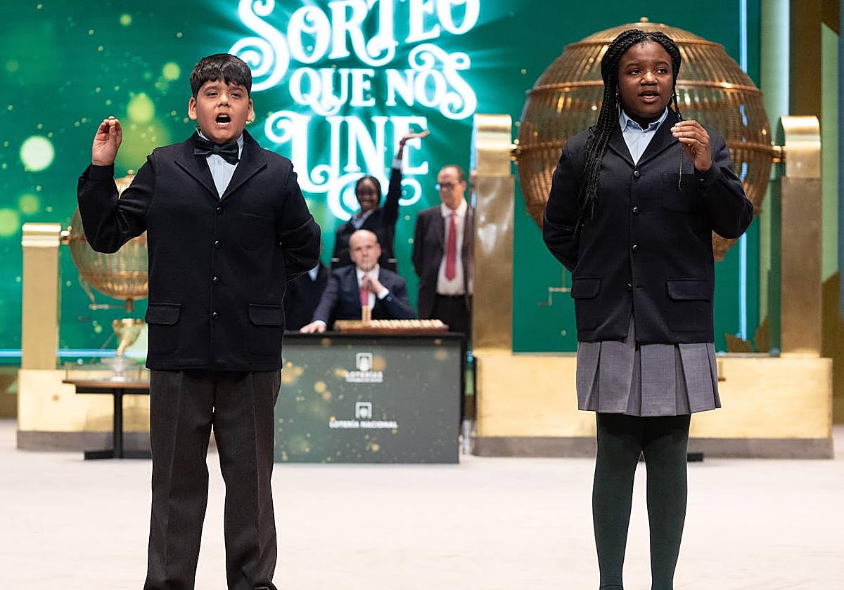 Dos alumnos de San Ildefonso durante el sorteo de la Lotería de Navidad.