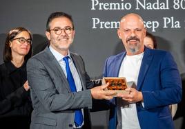César Pérez Gellida recoge el Premio Nadal de literatura en el Hotel Palace de Barcelona.