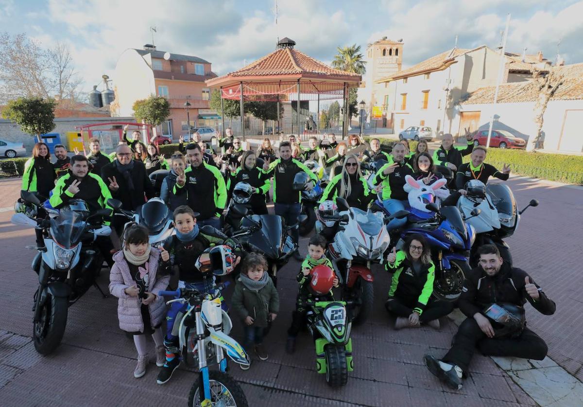 Los socios del motoclub, junto al templete de Mojados que el viernes recibirá a tres mil moteros.