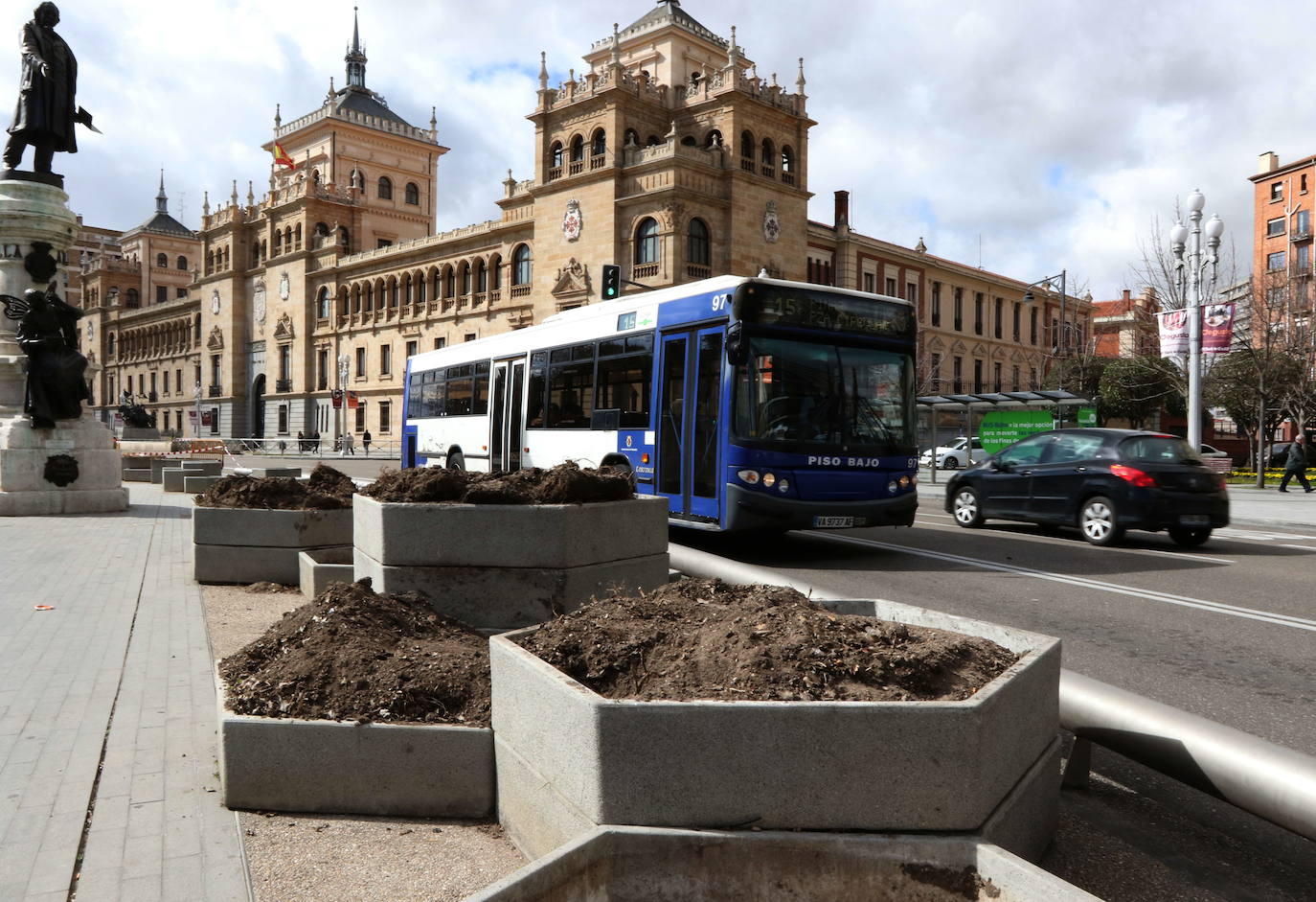 Un bus de Auvasa circula por la plaza de Zorrilla.