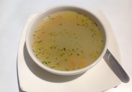 Sabroso caldo de verduras casero