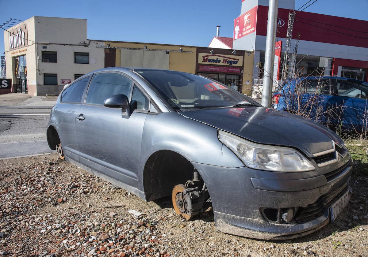 Citroën estacionado en la calle Navacerrada. Ya no tiene ruedas.