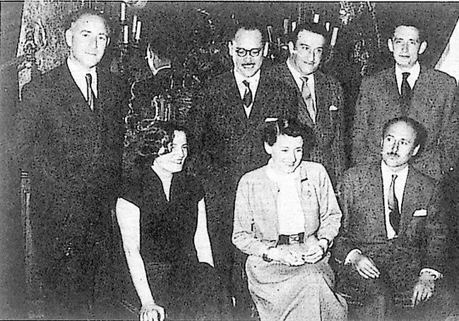 José María Gironella, Suárez Carreño, José Félix Tapia, Miguel Delibes, Carmen Laforet, Dolores Medio y Luis Romero, todos ellos escritores de Destino y ganadores del Nadal, tras una comida en Lhardy.