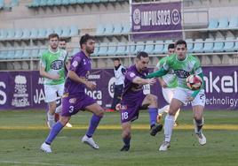 Valentín lucha por el balón en un ataque del Palencia Cristo.