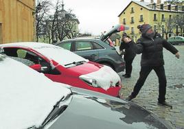 Coches nevados en La Granja, el pasado viernes.