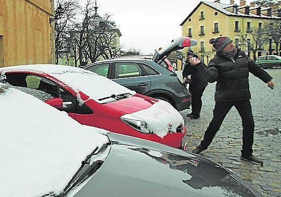 Coches nevados en La Granja, el pasado viernes.