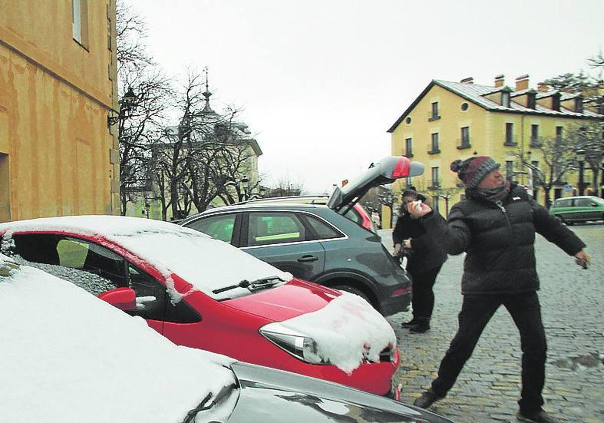 Coches nevados en La Granja, el pasado viernes.