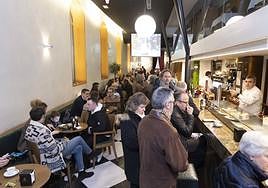 Varios comensales esperan a ser atendidos para comer en Navidad en un restaurante del centro.