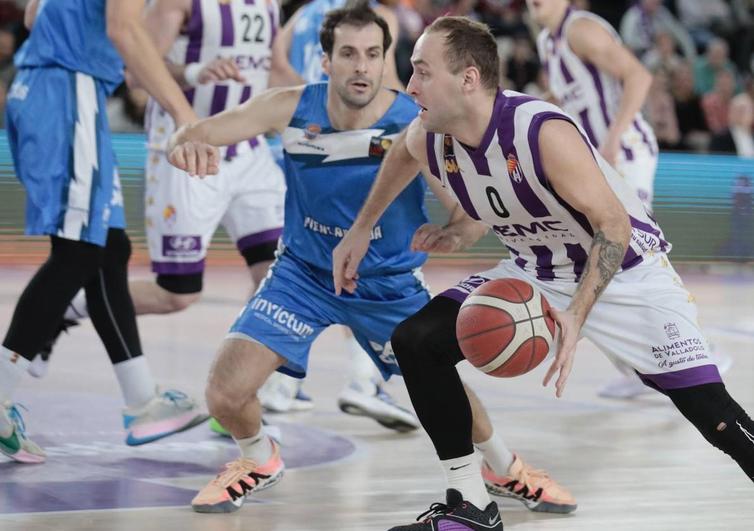 Tomás Bellas defiende a Devin Schmidt en una acción del partido jugado en Pisuerga.