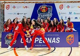 Las jugadoras de Castilla y León celebran su triunfo.