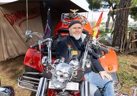 José Miguel Dilla posa con su moto frente a su tienda de campaña, ya instalada en la campa de Pingüinos.