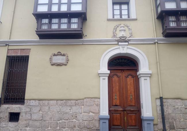 Fachada de la Comandancia de Obras, que luce la placa en honor al general Almirante.