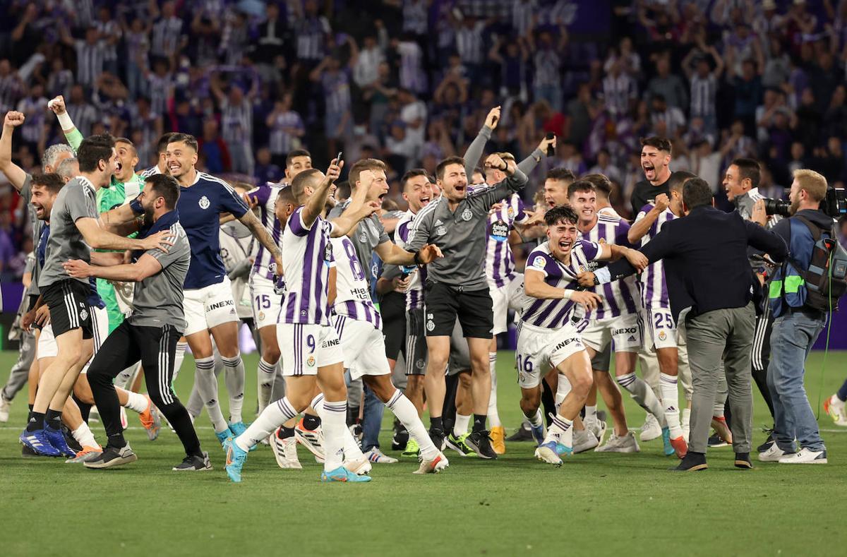 Último ascenso directo. Explosión de júbilo sobre el césped de Zorrilla en el último ascenso logrado a las órdenes de Pacheta