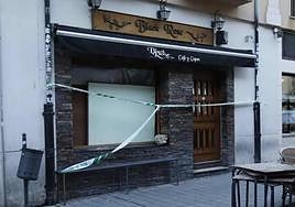 Precinto de la Guardia Civil en la entrada del local asaltado.