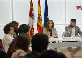 Luis Tudanca, junto a Virginia Barcones en el Plenario autonómico del PSOE, este lunes.