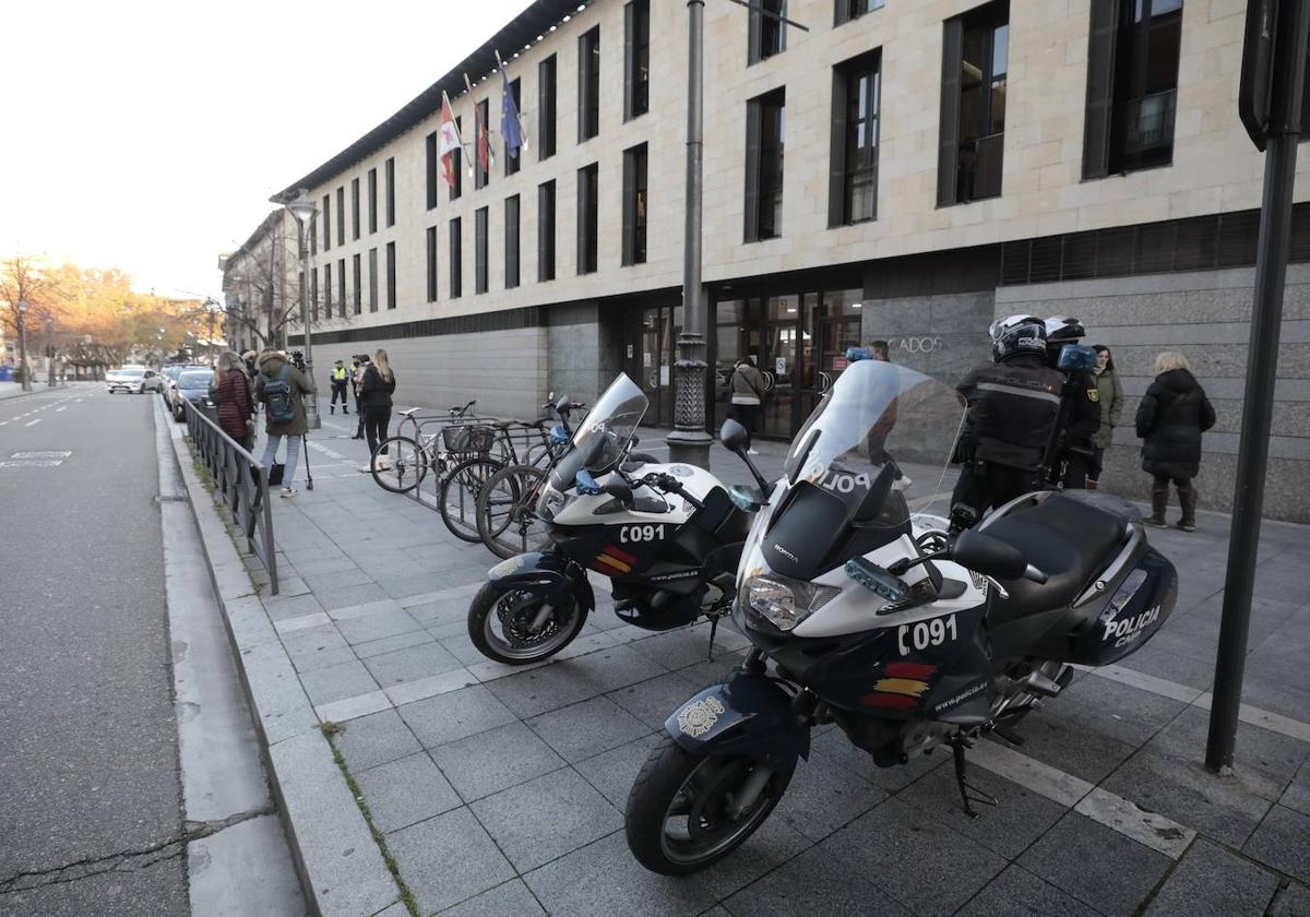 Motos de la Policía frente a los juzgados.