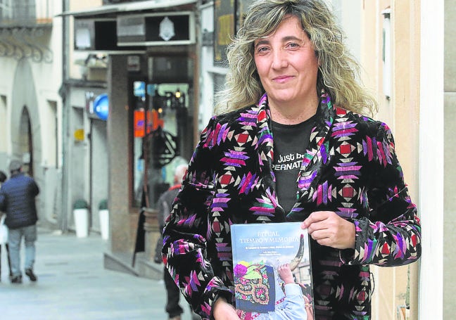 Esther Maganto, coautora, posa con el libro.