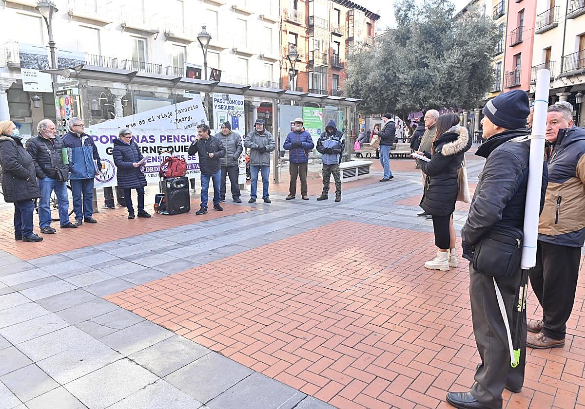 Protesta de pensionistas en Fuente Dorada este lunes por la mañana.