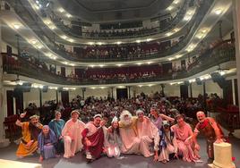 Actores y actrices de Teatro Antares, de Olombrada, posan en el Juan Bravo tras su actuación.