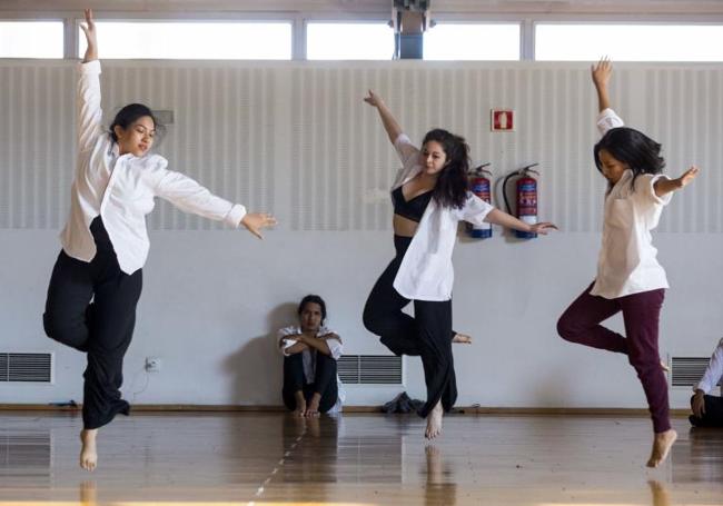 Ensayo del grupo La Nave en el salón de telones del Teatro Calderón en 2019.