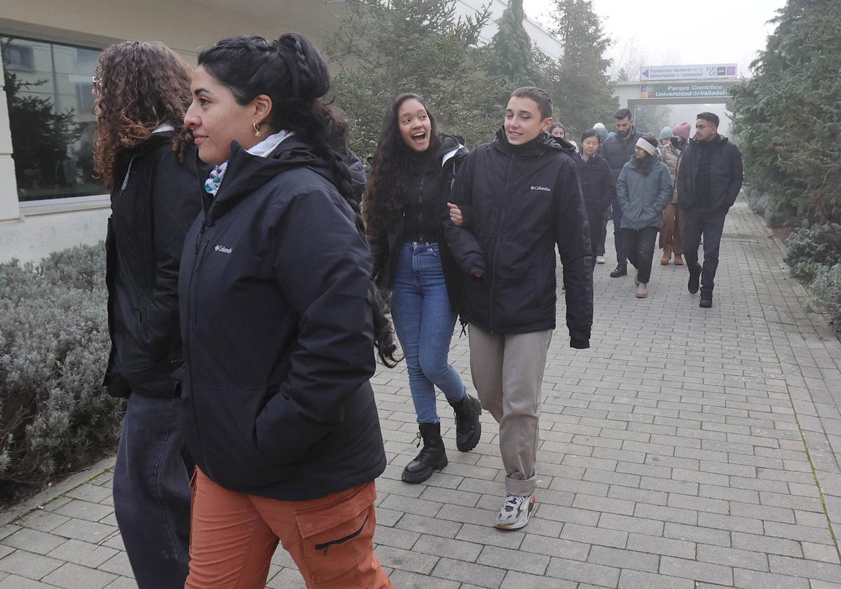 Los estudiantes caminan esta mañana por el campus de Palencia.