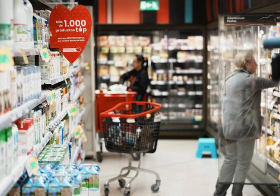 Compras en un supermercado, en una imagen de archivo.