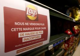 Supermercado de París en el que se indica que no se van a vender más las patatas Lay's.