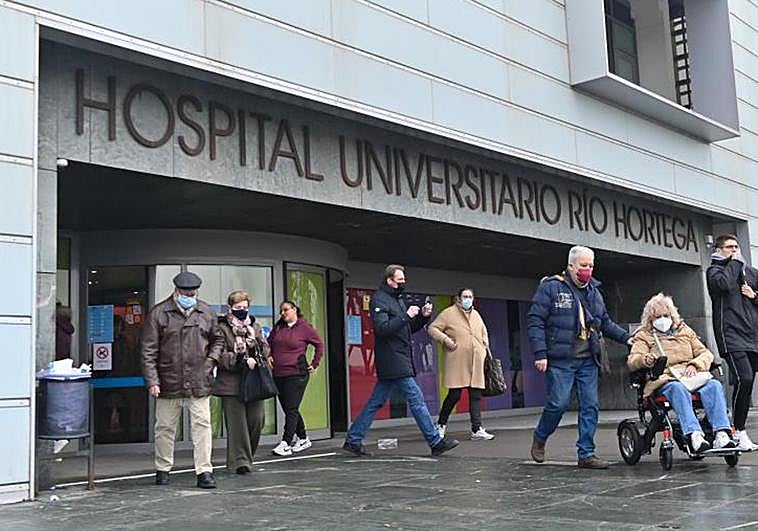 Pacientes y acompañantes portan mascarillas a la salida del Hospital Río Hortega