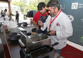 Villegas, en un concurso de patatas bravas en Palencia.