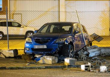 Un vehículo se empotra contra la valla de la ITV Argales tras colisionar con otro